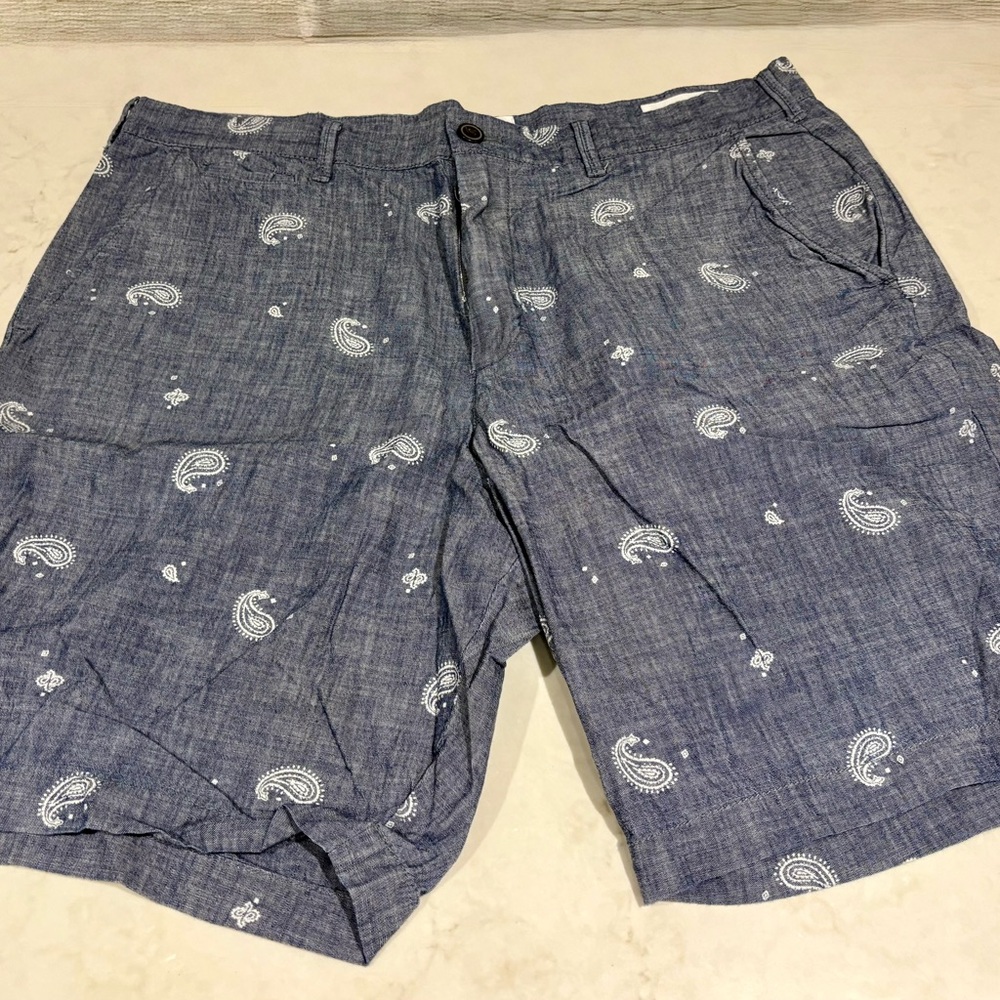 Men's GAP Blue Paisley Shorts. NEW CONDITION!